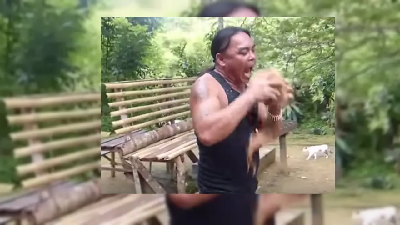 Dalam Hitungan Detik, Pria Ini Kupas Kelapa Pakai Gigi 