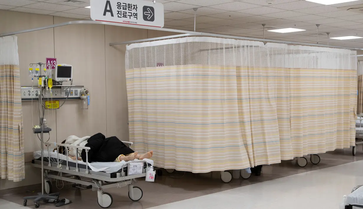 Seorang pasien berbaring di bangsal darurat Rumah Sakit Universitas Nasional Kyungpook di Daegu, Korea Selatan, Rabu (4/3/2020). Hingga pukul 16.00 waktu setempat, jumlah pasien yang terinfeksi virus corona (COVID-19) di Korea Selatan mencapai 5.621 orang. (Xinhua/Lee Sang-ho)