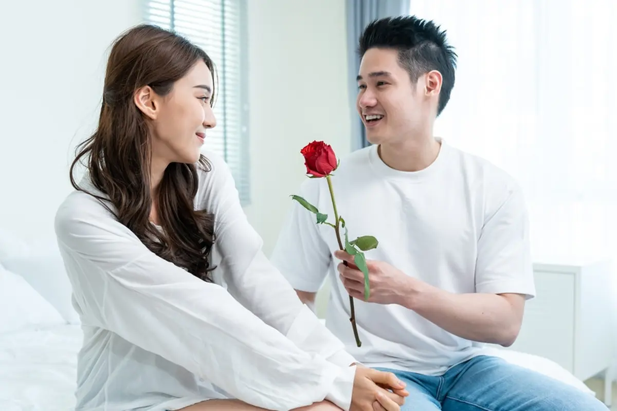 couple bahagia memberi bunga