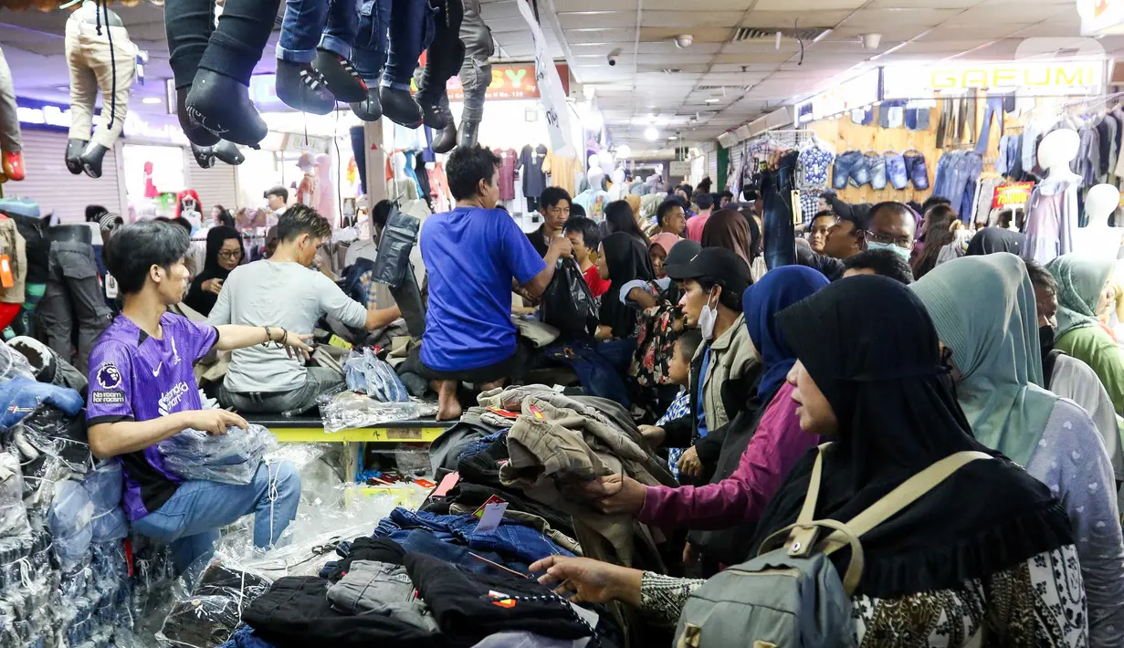 Salah satu pedagang mengatakan bahwa setiap menjelang Lebaran, Pasar Tanah Abang pasti akan dipadati pembeli dari berbagai daerah. (Liputan6.com/Herman Zakharia)