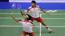 Aksi pasangan ganda putra Indonesia Yonatan Suryatama Dasuki (depan) dan Rian Sukmawan di babak semifinal Bank Kaltim Indonesia Open Grandprix Gold Badminton Championship, Samarinda, Kaltim. (Antara)