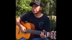 Rahmad Darmawan mengisi waktu senggang saat Idul Fitri dengan bernyanyi lagu lawas 1980-an milik Black Brothers. 