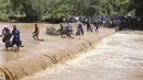 Hujan lebat dan banjir yang sedang berlangsung - yang terkait dengan fenomena cuaca El Nino - telah menewaskan sedikitnya 71 orang. (AP Photo)