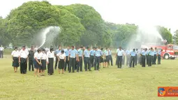 Citizen6, Subang: Usai upacara dilanjutkan dengan penyemprotan air dari mobil pemadam kebakaran. Tradisi penyiraman air ke seluruh badan tersebut menandai telah resminya mereka naik pangkat dan golongan yang baru. (Pengirim: Dodo)