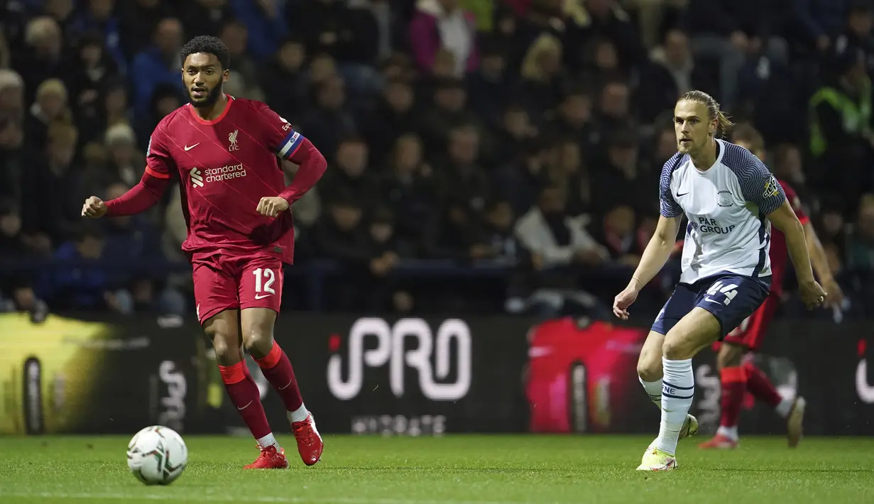Pemain Liverpool Joe Gomez (kiri) beraksi saat melawan Preston North End pada pertandingan Piala Liga Inggris di Stadion Deepdale, Preston, Inggris, 27 Oktober 2021. Liverpool menang 2-0. (AP Photo/Jon Super)