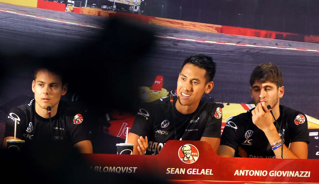 Menurut Sean Gelael (tengah), timnya (Carlin) masih memiliki peuang yang cukup tinggi untuk menjadi juara konstruktor Formula 3 Eropa musim 2014, (12/8/2014). (Liputan6.com/Miftahul Hayat)