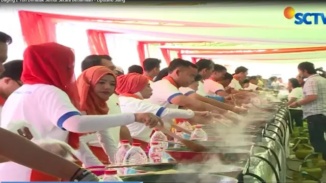 Pemecahan Rekor MURI memasak semur daging dengan bumbu nusantara terbanyak yaitu satu ton daging digelar di Cikarang, Bekasi.