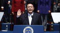 Presiden Korea Selatan Yoon Suk-yeol mengambil sumpah saat pelantikannya di depan Majelis Nasional di Seoul, Korea Selatan, Selasa (10/5/2022). Presiden baru Korea Selatan itu mengatakan dia akan menyampaikan "rencana berani" untuk meningkatkan ekonomi Korea Utara jika denuklirisasi. (Jeon Heon-kyun/Pool Photo via AP)