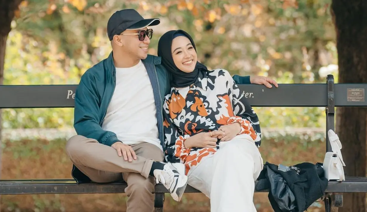 Hampir 9 tahun membina rumah tangga, Poppy Bunga dan suami selalu terlihat mesra. Bumbu romantis itu menjadi rahasia keharmonisan mereka. Salah satunya dengan berlibur bersama. Tak tanggung-tanggung, liburan mereka sampai ke benua Eropa. Bersender di bahu suami sambil menikmati kesejukkan Paris. (Liputan6.com/IG/@poppybungariphat)