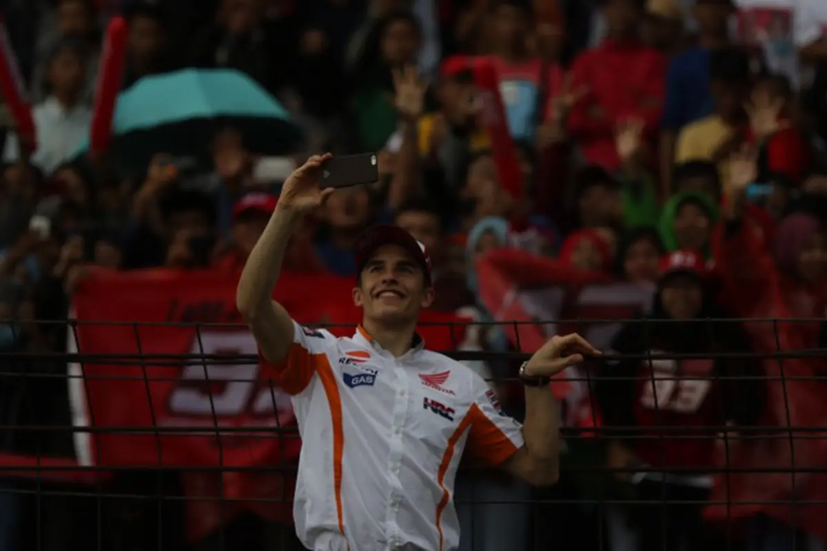 Rela Menyeberang Pulau demi Bertemu Marc Marquez 