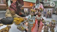 Ibu rumah tangga menyelesaikan pembuatan boneka adat Indonesia di Ammie Dolls, Kawasan Depok, Kamis (13/08/2020). UMKM binaan Pertamina ini sebelum masa pandemi mampu menghasilkan 200 pasang boneka tiap bulannya dengan harga antara 135 ribu hingga Rp 200 ribu per pasang. (merdeka.com/Arie Basuki)