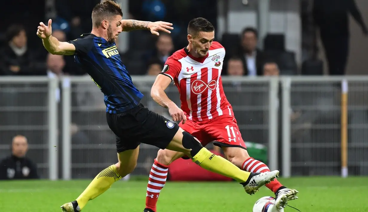 Pemain Inter Milan, Davide Santon, berebut bola dengan pemain Southampton, Dusan Tadic, dalam laga Grup K Liga Europa di Stadion Giuseppe Meazza, Milan, Jumat (21/10/2016) dini hari WIB. (AFP/Giuseppe Cacace)