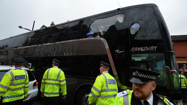 Laga antara West Ham United kontra Manchester United harus diundur selama 45 menit. Hal itu terjadi setelah bus yang membawa seluruh pemain dan staf pelatih MU terhambat tiba di Stadion Boleyn Ground karena diserang oknum fans The Hammers.