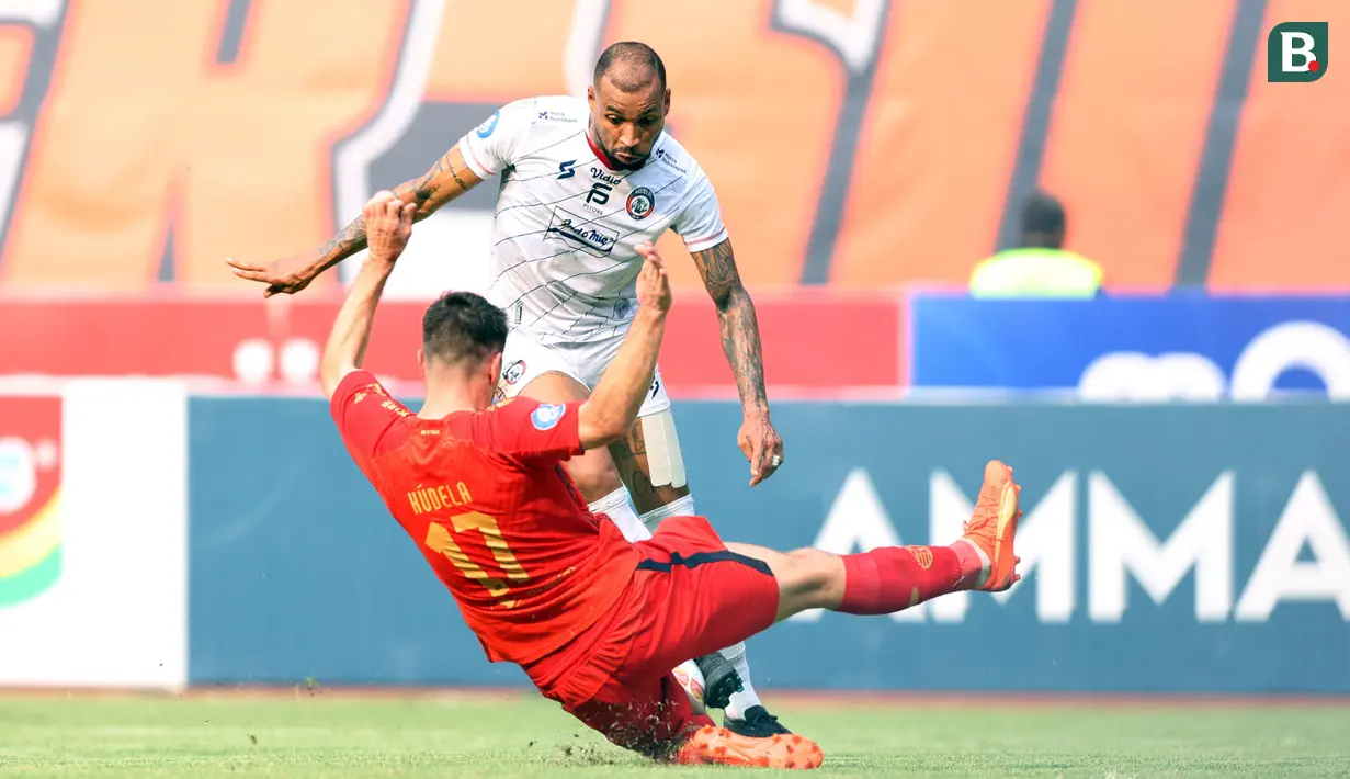 <p>Pemain Arema FC, Gustavo Almeida Dos Santos (atas), berusaha melewati hadangan pemain Persija Jakarta,&nbsp;Ondrej Kudela, dalam pertandingan pekan kesembilan BRI Liga 1 2023/2024 yang berlangsung di Stadion Patriot Candra Bhaga, Bekasi, Minggu (20/9/2023). (Bola.com/M Iqbal Ichsan)</p>