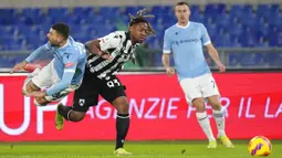 Pemain Lazio Mattia Zaccagni (kiri) dilanggar oleh pemain Udinese Brandon Soppyn pada pertandingan sepak bola Coppa Italia di Olympic Stadium, Roma, Italia, 18 Januari 2021. Lazio menang dengan skor 1-0. (AP Photo/Andrew Medichini)