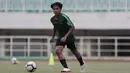 Pemain Timnas Indonesia U-19, Andre Oktaviansyah, menggiring bola saat latihan di Stadion Pakansari, Bogor, Senin (30/9). Latihan ini merupakan persiapan jelang Piala AFF U-19 di Vietnam. (Bola.com/Vitalis Yogi Trisna)