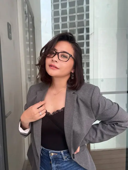Sudah berusia 26 tahun, Prilly Latuconsina ini memang sudah dewasa. Tidak jarang para penggemarnya penasaran dengan siapa nanti Prilly akan melepas masa lajangnya. Namun hingga saat ini Prilly masih sibuk dengan aktivitasnya di dunia hiburan dan bisnis. (Liputan6.com/IG/@prillylatuconsina96)