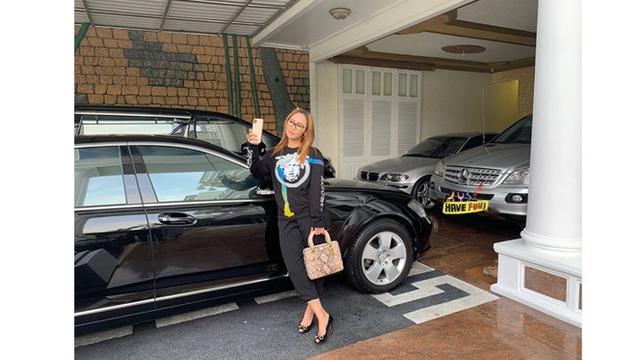 Gemar Koleksi Mobil Mewah, Ini 7 Potret Inul Bareng Kendaraannya