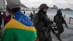 Tentara patroli di pantai Copacabana di Rio de Janeiro, Brasil, (30/7). Ribuan tentara mulai berpatroli di Rio de Janeiro di tengah lonjakan kekerasan di kota terbesar kedua di Brasil. (AP Photo / Leo Correa)