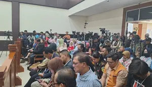 Sidang Dokter Tifa, Pengunjung Tak Bisa Masuk Nobar Depan Pengadilan