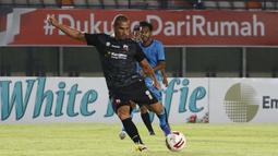 Striker Madura United, Bruno Da Silva Lopes menendang bola ke gawang Persela Lamongan yang membuahkan gol dalam laga matchday ke-3 Grup C Piala Menpora 2021 di Stadion Si Jalak Harupat, Bandung, Kamis (1/4/2021). (Bola.com/Ikhwan Yanuar)