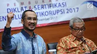 Mantan Ketua KPK, Abraham Samad (kiri) menyampaikan pandangan kepada peserta Diklat & Sertfikasi Penyuluh Antikorupsi di Gedung KPK, Jakarta, Senin (27/11). Acara tersebut diikuti dari berbagai instansi pemerintah. (Liputan6.com/Helmi Fithriansyah)