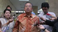 Darmin Nasution memberikan keterangan pada wartawan di Gedung Menko Perekonomian, Jakarta,Kamis (15/10/2015). Sosialisasi di lakukan untuk memberikan penjelasan paket kebijakan jilid IV yang dikeluarkan pemerintahan Jokowi-Jk. (Liputan6.com/Angga Yuniar)