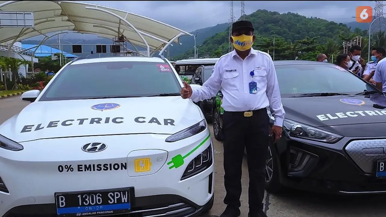 Mobil Listrik Kemenhub Touring Jawa-Bali, Saat Melintasi Pelabuhan Merak, Kota Cilegon, Banten. (Senin, 17/01/2022). (Liputan6.com/Yandhi Deslatama).