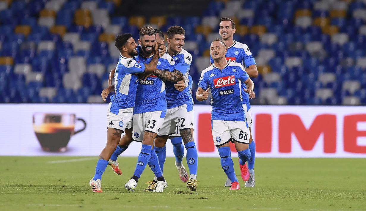 Para pemain Napoli merayakan gol yang dicetak oleh Elseid Hysaj ke gawang Sassuolo pada laga Serie A di Stadion San Paolo Sabtu (25/7/2020). Napoli menang 2-0 atas Sassuolo. (Cafaro/LaPresse via AP)