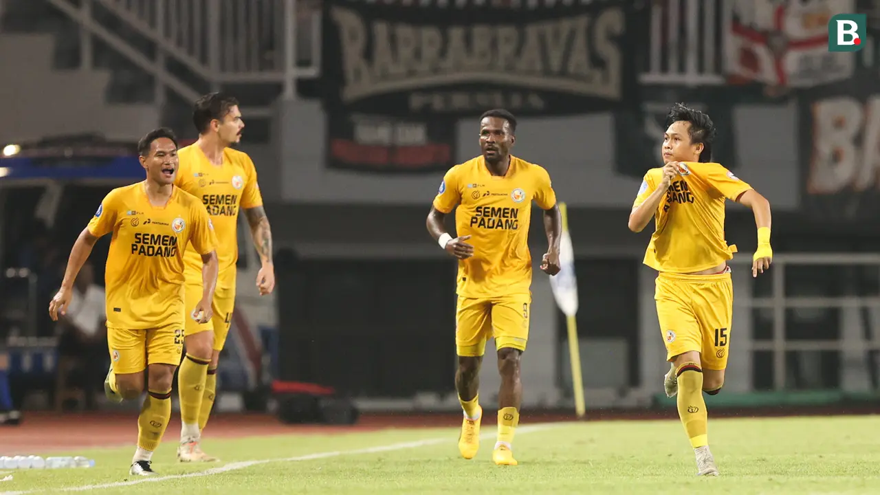 Persija jakarta melawan Semen Padang.