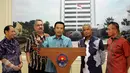 Menpora, Imam Nahrawi (tengah) bersama anggota tim transisi menjawab pertanyaan wartawan usai melakukan pertemuan dengan Ketua Umum PSSI periode 2011-2015, Djohar Arifin di Kemenpora, Jakarta, Selasa (23/6/2015). (Liputan6.com/Helmi Fithriansyah)
