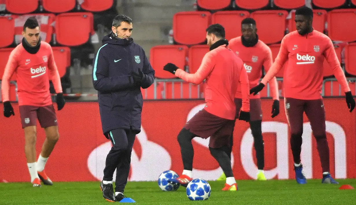 Pelatih Barcelona, Ernesto Valverde mengakui akan sedikit kesulitan saat timnya bertemu PSV dalam laga lanjutan Grup B Liga Champions , Rabu (28/11). Karena dalam laga kali ini Luis Suarez diragukan tampil karena cedera. (AFP/Emmanuel Dunand)