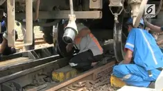 Kereta rel listrik (KRL) KA 1748 jurusan Depok-Jatinegara mengalami anjlok di Stasiun Jatinegara, Senin (30/10/2017)