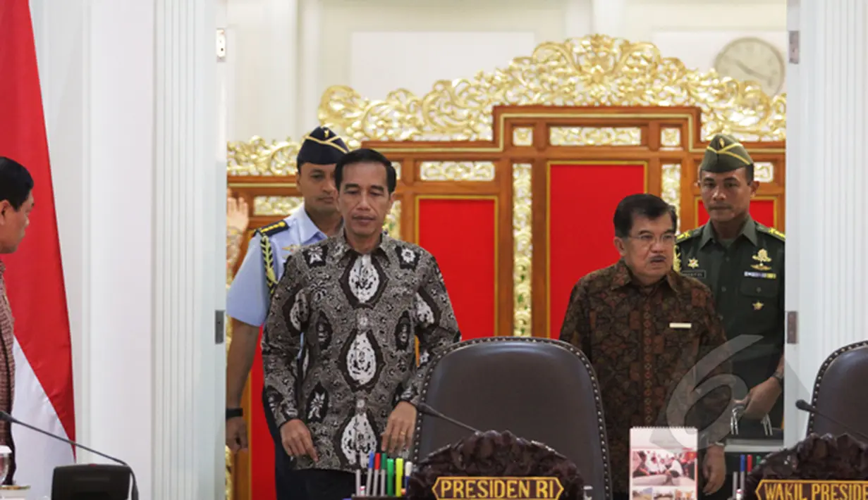 Presiden Joko Widodo (kiri-depan) didampingi Wapres Jusuf Kalla saat tiba untuk memimpin Sidang Kabinet Paripurna di Kantor Presiden, Jakarta, Rabu (4/3/2015). Sidang membahas isu-isu nasional. (Liputan6.com/Faizal Fanani)