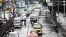 Sejumlah kendaraan roda empat maupun roda dua tampak nekat menerobos genangan air di kawasan Mangga Dua, Jakarta Utara, Kamis (20/11/2014). (Liputan6.com/Faizal Fanani)