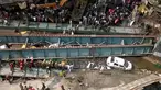 Sebuah jalan layang yang tengah dalam proses pembangunan di Kolkata, India, tiba-tiba ambruk dan menimpa lalu lintas jalan di bawahnya, Kamis (31/3). Setidaknya 10 orang tewas dan sekitar 150 orang lainnya tertimpa reruntuhan. (REUTERS/Rupak De Chowdhuri)