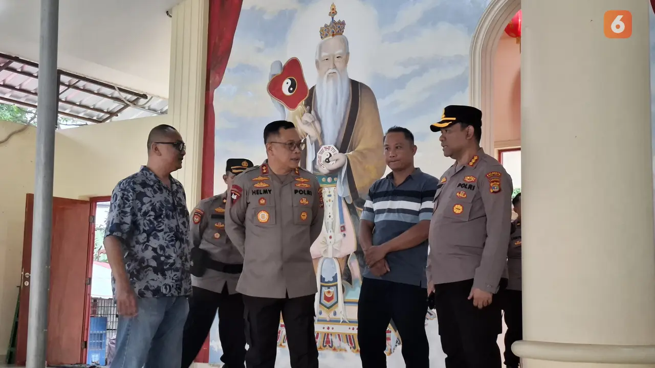 Kapolda Lampung, Irjen Pol Helmy Santika saat meninjau kesiapan Imlek di di Vihara Suci Mulia, Bandar Lampung. Foto : (Liputan6.com/Ardi).