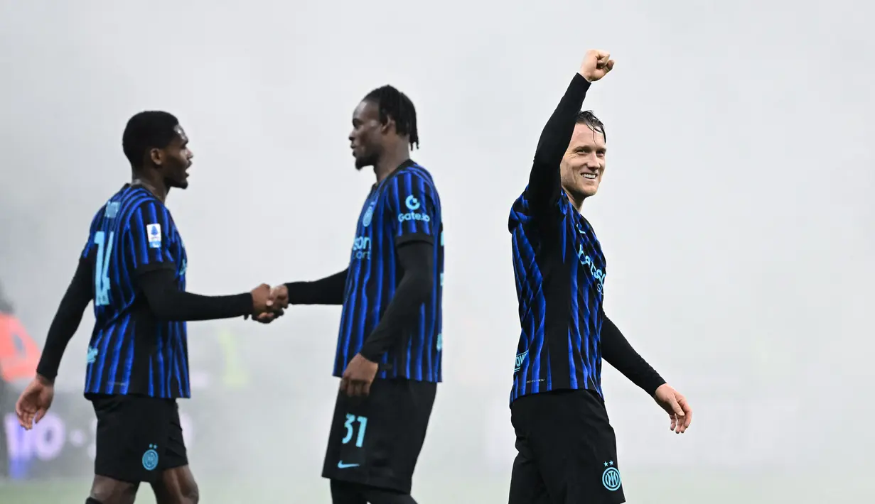 Pemain Inter Milan, Piotr Zielinski, merayakan kemenangan atas Juventus di pertandingan pekan ke-25 Liga Italia 2025/2026 di Giuseppe Meazza, Minggu (15/02/2026) dini hari WIB. (AFP/Piero Cruciatti)