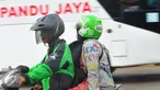 Pengendara ojek online bersama penumpang melintas di kawasan Terminal Kalideres, Jakarta, Selasa (22/3). Dengan adanya aksi demo angkutan umum di ruas Jakarta penumpang terlantar di sejumlah terminal. (Liputan6.com/Faisal R Syam)