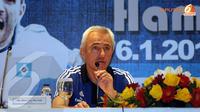 Di hadapan sejumlah wartawan di Jakarta pada 5 Januari 2014 pelatih tim Hamburg SV, Bert Van Marwijk sempat mengeluhkan jauhnya perjalanan ke Indonesia (Liputan6.com/Helmi Fithriansyah)