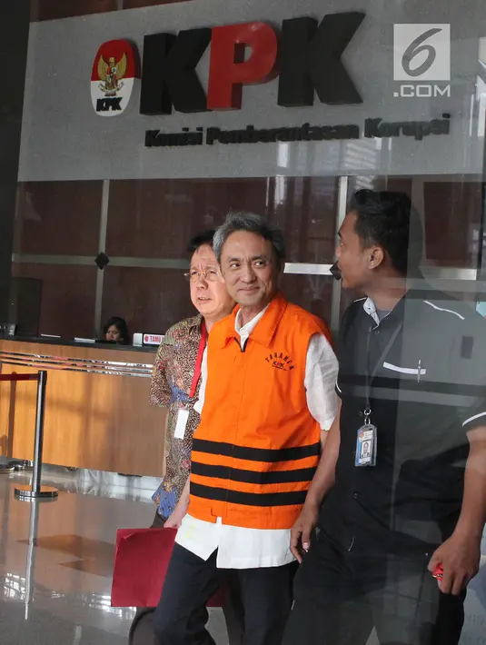 Mantan Presiden Komisaris Lippo Group, Eddy Sindoro usai menjalani pemeriksaan di Gedung KPK, Jakarta, Senin (22/10). Eddy diperiksa KPK sebagai tersangka kasus dugaan pemberian suap kepada Panitera PN Jakarta Pusat. (Liputan6.com/Herman Zakharia)