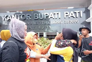 Warga Pati gelar aksi di depan kantor Bupati Pati. (Liputan6.com/Arief Pramono)