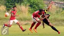 Pemain seleksi Timnas Indonesia U-19, Sadil Ramdani (tengah) berebut bola dengan pemain PPLM saat laga uji tanding perdana di NYTC Sawangan, Jumat (5/8). Pemain seleksi Timnas U-19 berhasil menekuk PPLM 3-0. (Liputan6.com/Helmi Fithriansyah)
