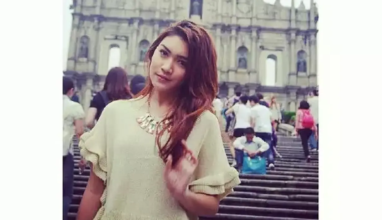 Ia memulai kariernya sejak sekitar tahun 2007, jadi karakter pendukung di serial TV. [Instagram @melodyprima]