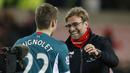  Juergen Klopp merayakan kemenangan bersama  kiper Liverpool, Simon Mignolet usai mengalahkan Sunderland 1-0 pada Lanjutan Liga premier Inggris di Stadion Light, Inggris, Kamis (31/12/31) dini hari WIB.   (Reuters/Lee Smith)