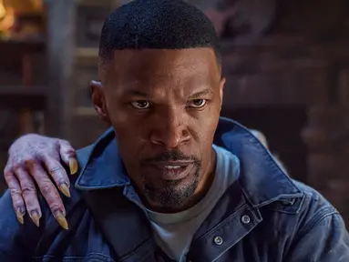 Gambar yang dirilis oleh Netflix ini menunjukkan Jamie Foxx dalam sebuah adegan film Day Shift. Day Shift adalah film terbaru di Netflix yang akan tayang mulai 12 Agustus 2022. (Parrish Lewis/Netflix via AP)