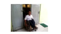 Edi, pelajar tuna daksa tempuh 10 Km pakai kursi roda demi sekolah (Merdeka.com)