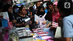 Pembeli memilih buku dan alat tulis untuk keperluan sekolah di Proyek Pasar Pagi Lama (Gedung Merah), Jakarta, Sabtu (8/7/2023). (merdeka.com/Imam Buhori)