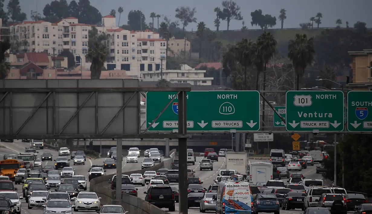 Sejumlah mobil saat melintas di salah satu jalan di Los Angeles California, AS, Selasa (21/2). INRIX, sebuah lembaga penganalisa data kemacetan lalu lintas menyatakan bahwa Los Angeles menjadi kota termacet di dunia. (AFP PHOTO/Justin Sullivan)