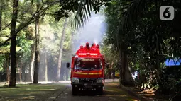 Petugas pemadam kebakaran Sudin Jaksel melakukan penyemprotan disinfektan di Kebun Bintang Ragunan, Jakarta, Rabu (17/6/2020). Penyemprotan dilakukan jelang pembukaan kembali Kebun Binatang Ragunan untuk umum pada 20 Juni mendatang. (merdeka.com/Arie Basuki)